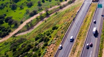 vehiculos sobre carretera