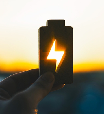 batería de vehículo eléctrico con atardecer de fondo