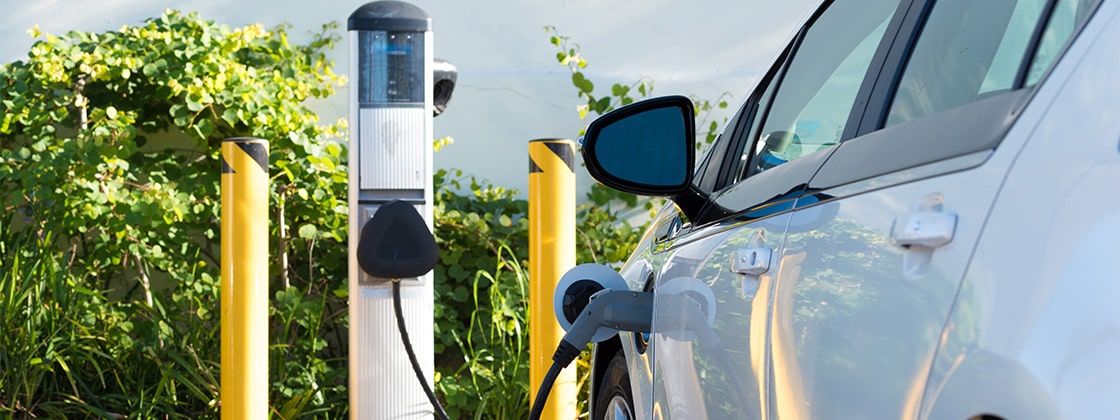 Vehículo eléctrico conectado para cargar