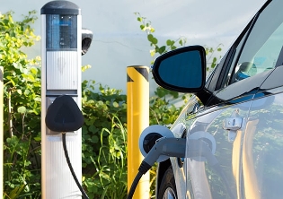 Vehículo eléctrico conectado para cargar