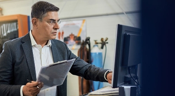Ingeniero utilizando un software para flotillas