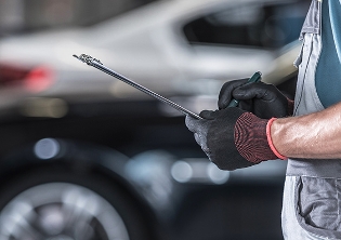 persona-realizando-gestoría-vehicular