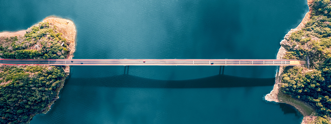 Autos en puente sobre el mar