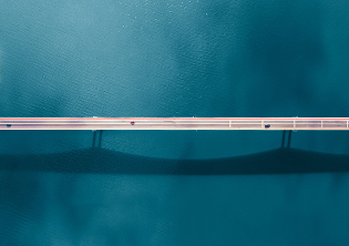 Autos en puente sobre el mar