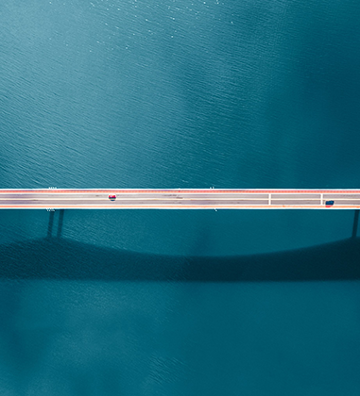 Autos en puente sobre el mar