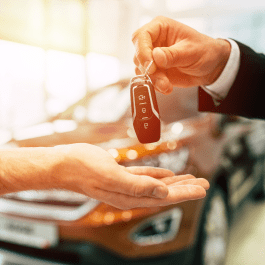 photo de mano entregando llaves de coche