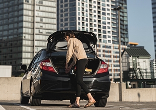 Mujer guardando cosas en su coche