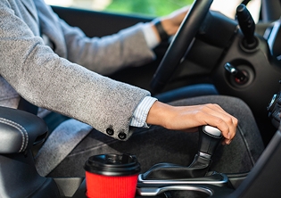 Persona al volante de un automovil