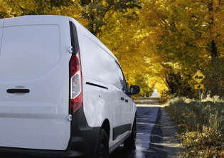 camioneta blanca en camino