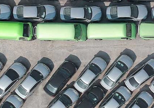 flota de coches en estacionamiento