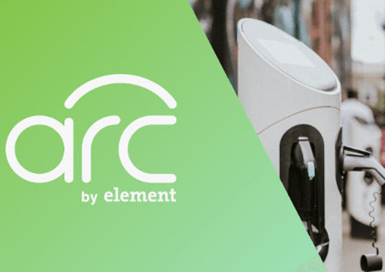 logo de arc by element en fondo verde a lado de coche eléctrico cargándose