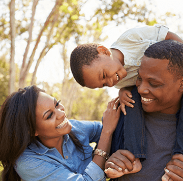 niño en los hombros del padre