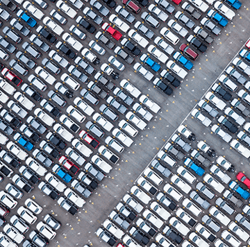 Vista aérea de muchos vehículos en un estacionamiento