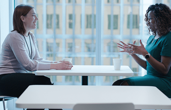 Dos mujeres hablando en una mesa en Element