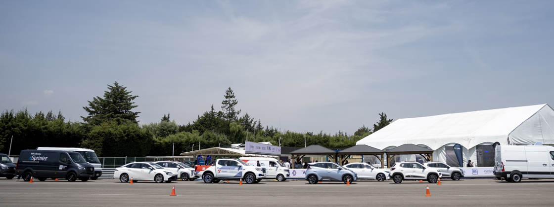 vista de centro dinamico pegaso de ev day y coches eléctricos estacionados en fila
