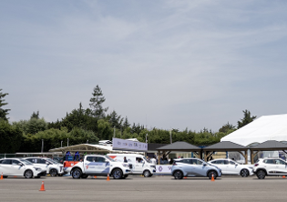 vista de centro dinamico pegaso de ev day y coches eléctricos estacionados en fila