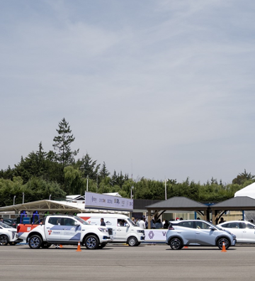 vista de centro dinamico pegaso de ev day y coches eléctricos estacionados en fila