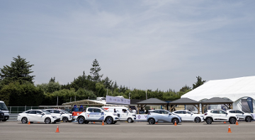 vista de centro dinamico pegaso de ev day y coches eléctricos estacionados en fila