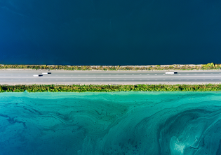 vista aérea de coches alrededor de agua color cielo