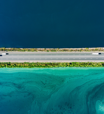 vista aérea de coches alrededor de agua color cielo